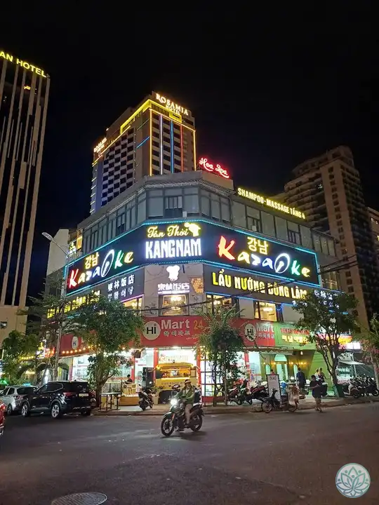 강남 가라오케 야간 전경