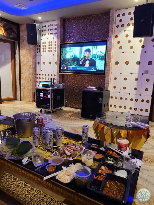 강남 가라오케 술과 안주 세팅