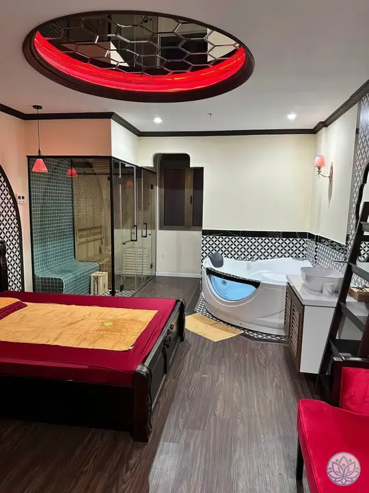 욕조와 사우나가 구비된 마사지 룸