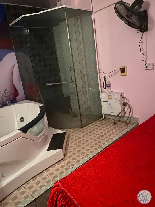 오스카 룸 내 샤워 시설과 욕조