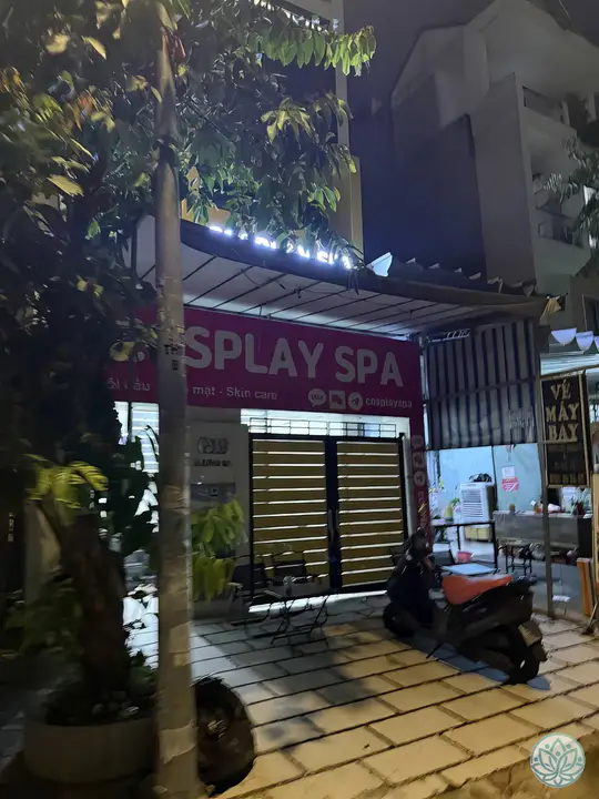 야간에 바라본 건물 입구