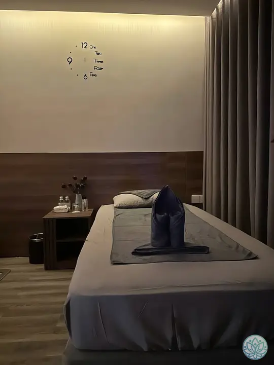 마사지 베드 위에 세팅된 수건