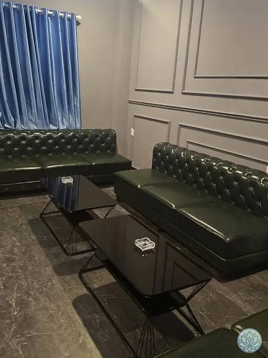 쇼파가 놓인 고객 대기실