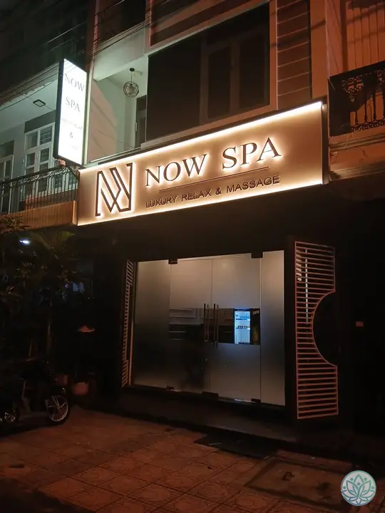야간에 바라본 나우 스파 외부 전경